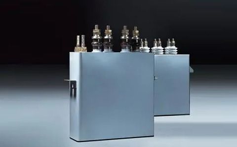 電容器在直流電路中起什么作用？