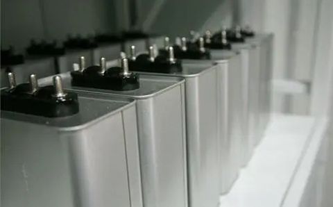 哪些因素影響電力電容器的容量？